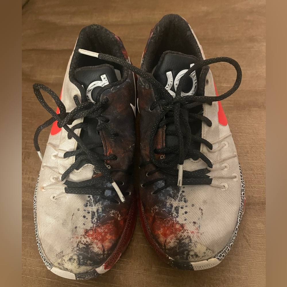 Nike Kevin Durant 8 Christmas 2015 fire and ice. Size Youth 6. Only court worn.